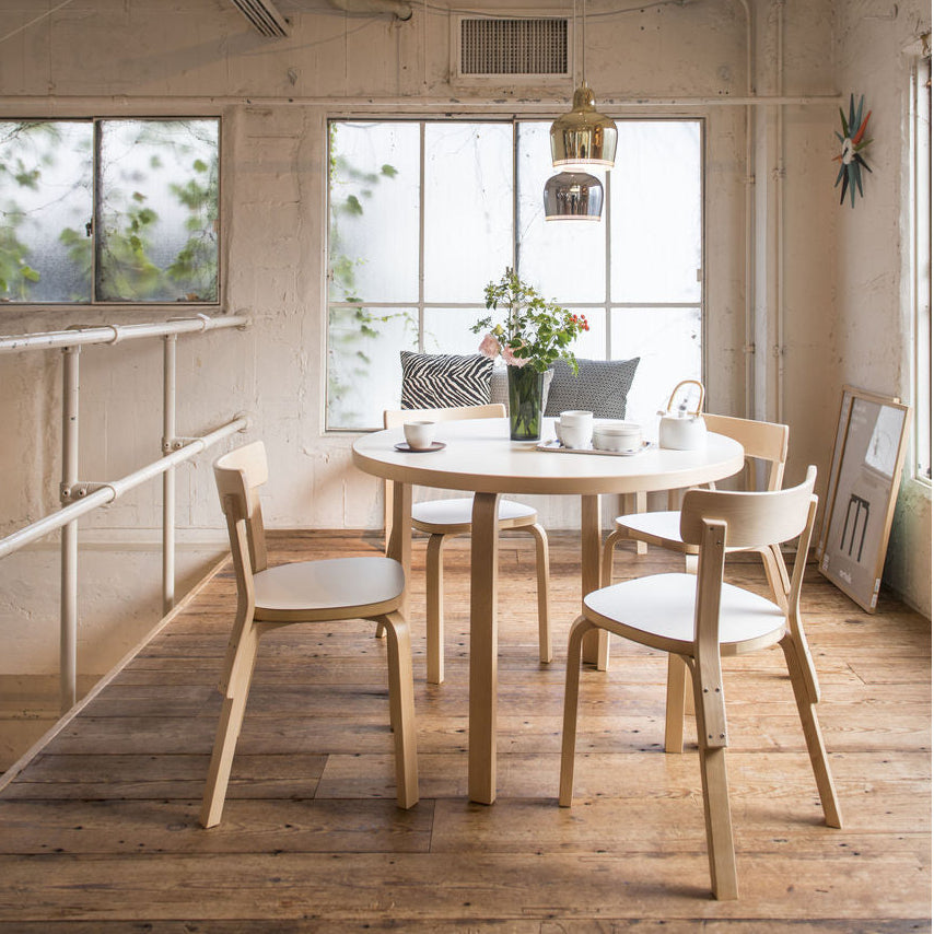 Artek Aalto Bord 90A – Runt bord av Alvar Aalto