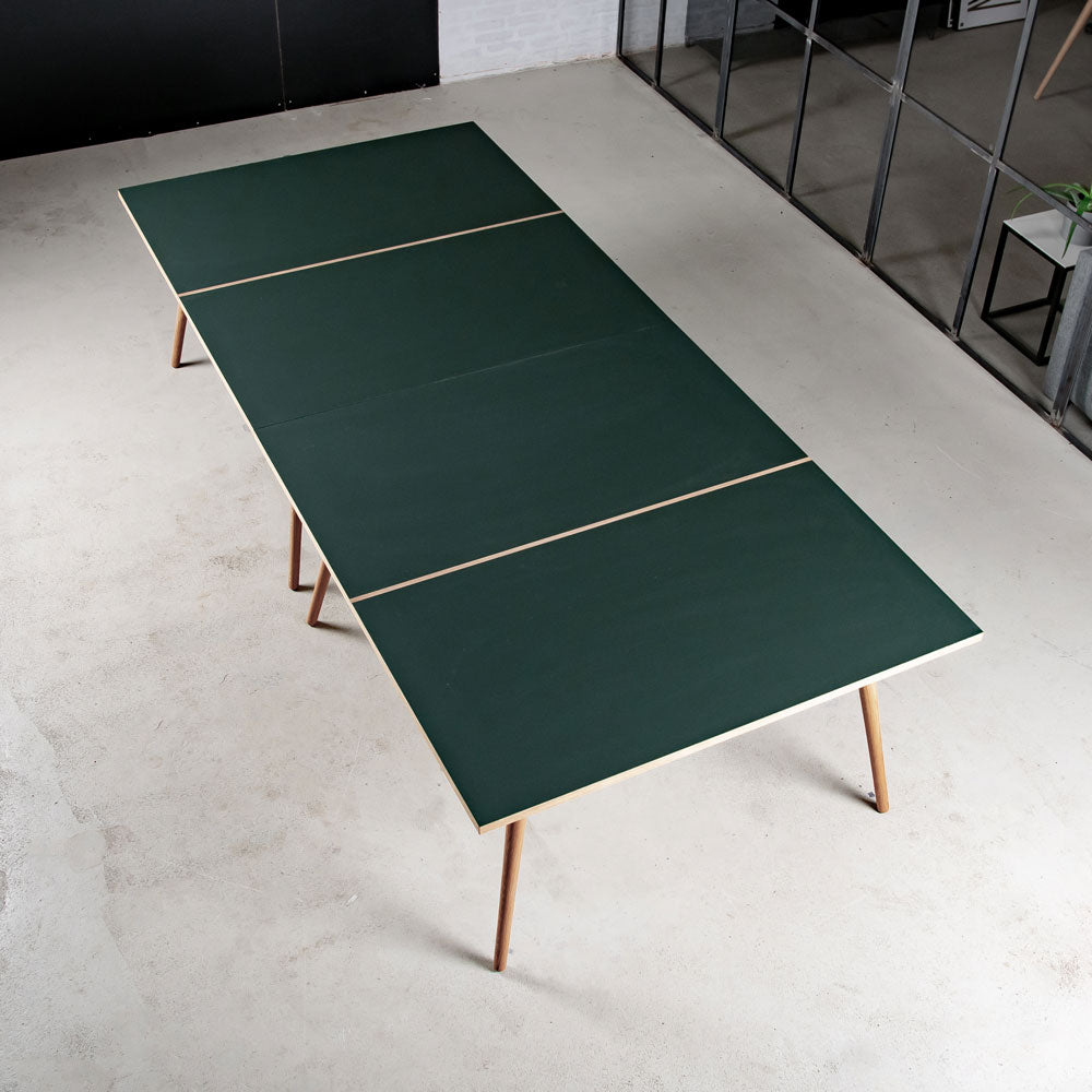 Pingpong bord från Via Copenhagen, kan snabbt förvandlas till ett elegant skrivbord eller ett långt matbord.