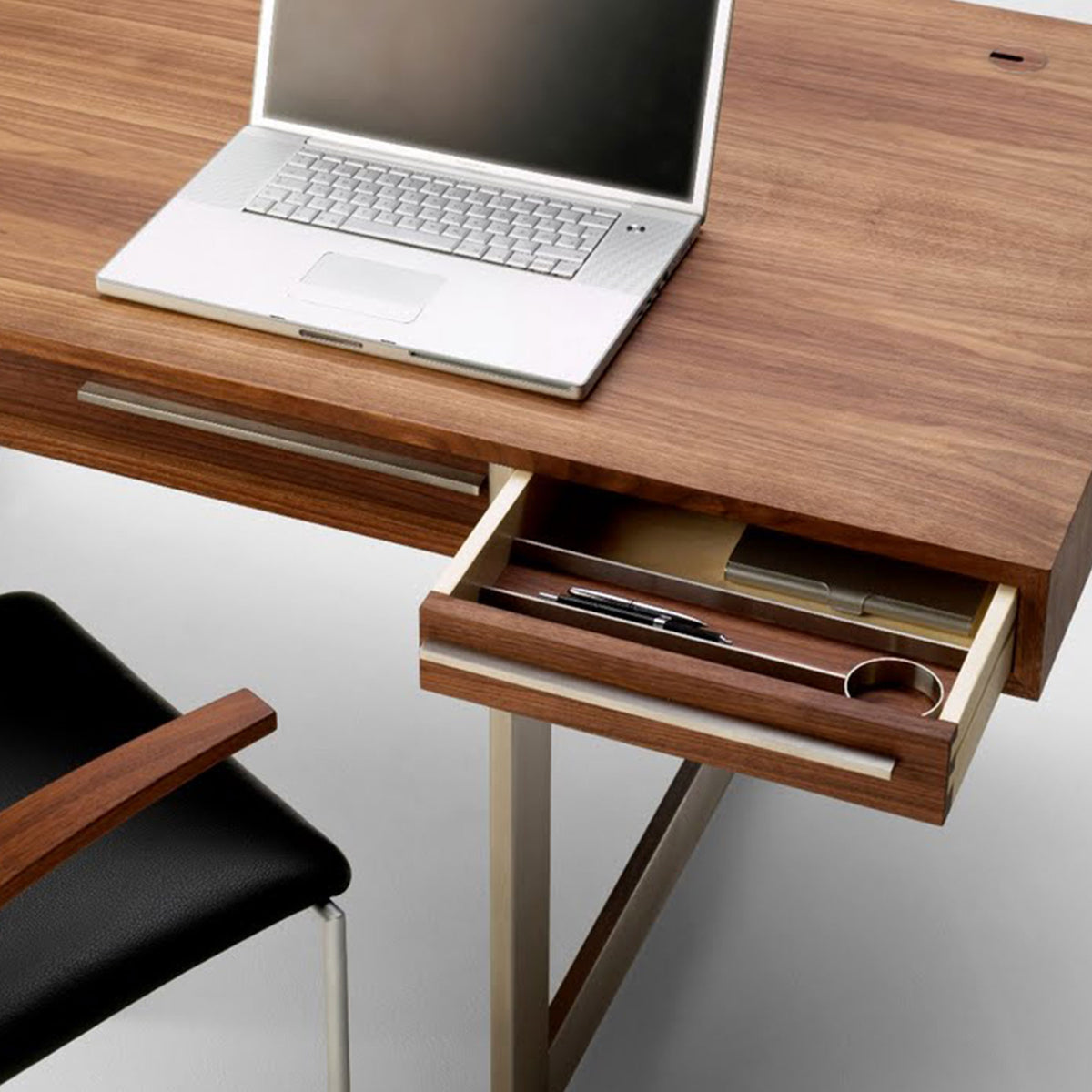 Naver AK 1340 Skrivbord – Skandinavisk Design