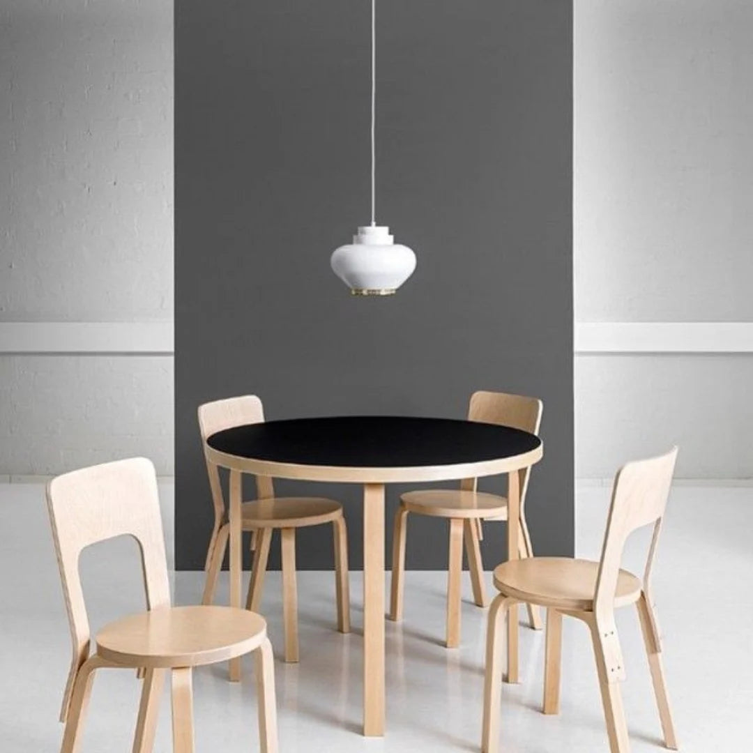 Artek Aalto Bord 90A – Runt bord av Alvar Aalto