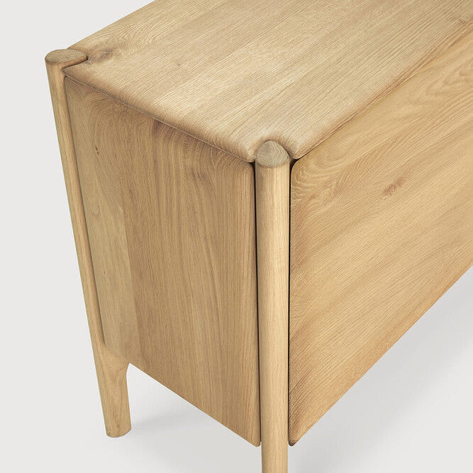 PI Sideboard 119 cm från Ethnicraft – designskänk med organiska former och naturlig träfinish.